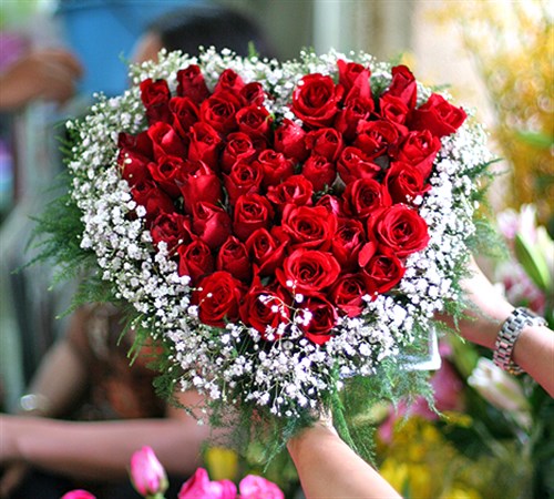 Heart-shaped flowers delivery to Vietnam